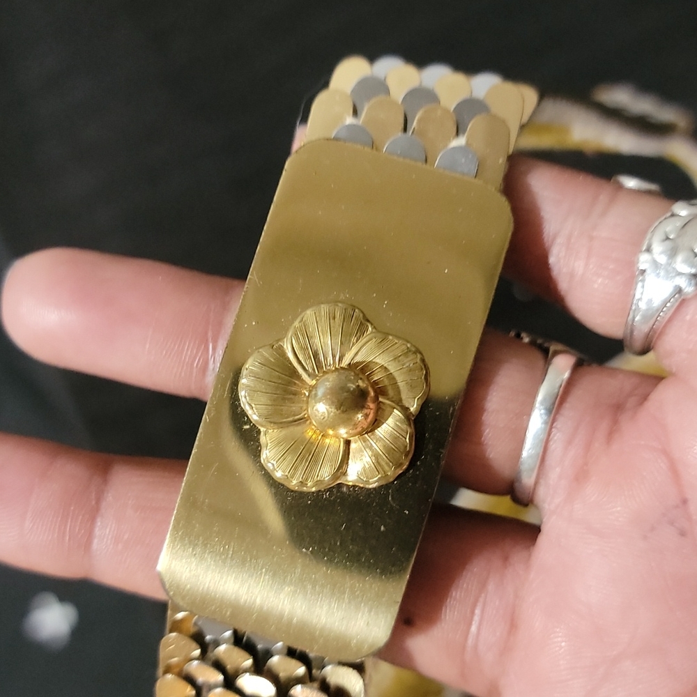 Gold, Clasp belt